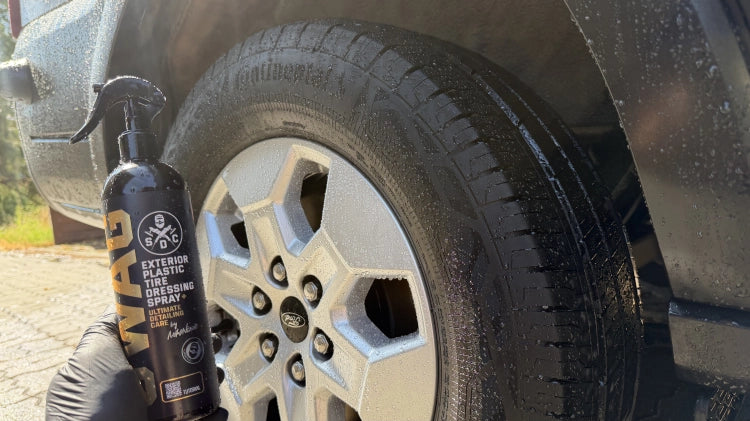 Swag EXTERIOR PLASTIC TIRE DRESSING SPRAY+ 500 ml – Zaštita plastike i guma, hidrofobni efekat i satenski finiš 🚗✨